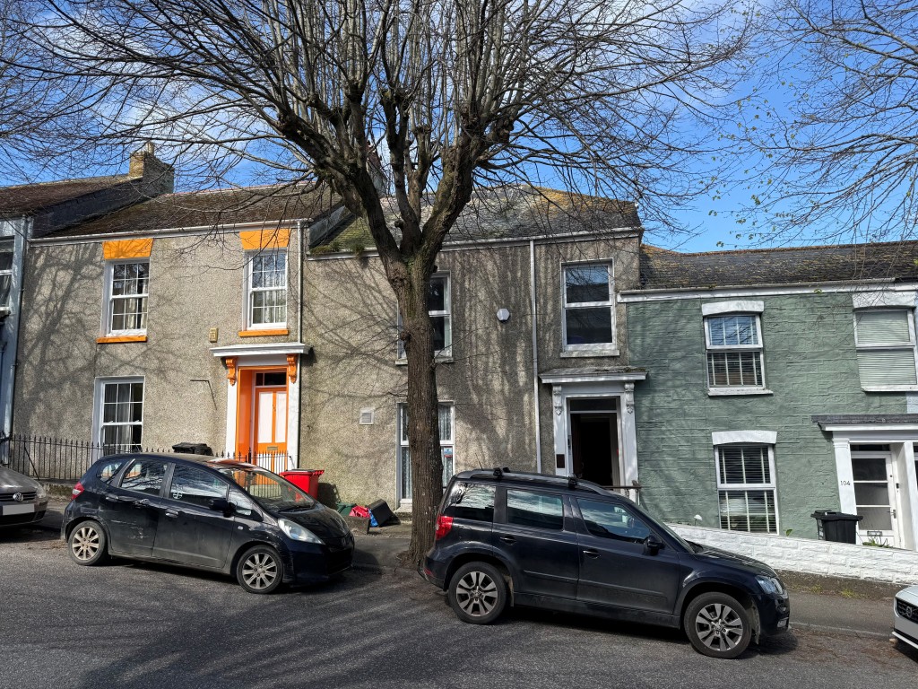 Lot: 19 - FORMER DAY CARE CENTRE WITH COURTYARD GARDEN AND PARKING OFFERING POTENTIAL - Front elevation of property